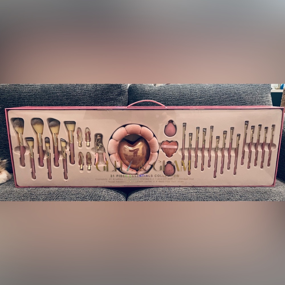 Glitz & Glam 31-Piece Makeup Brush Set Pink Gold Heart Storage Hard to Find New!